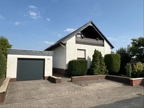 Straßenansicht - 4 Zimmer Erdgeschoßwohnung in Ilsede