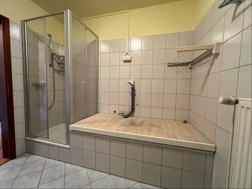 .. Wanne und Dusche - 