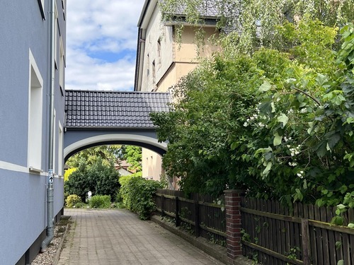 Zufahrt in den Garten / zu den Stellplätzen - 
