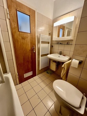 Badezimmer mit Wanne (OG) - 