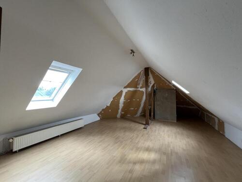 Wohnliche Nutzfläche im Spitzboden - 