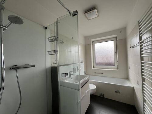 Tageslichtbad mit Wanne und Dusche - 