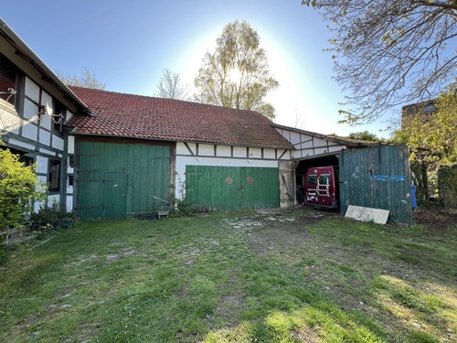 Scheune mit KFZ-Abstellplatz - 