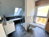 Modernes Vollbad im Dachgeschoss - 