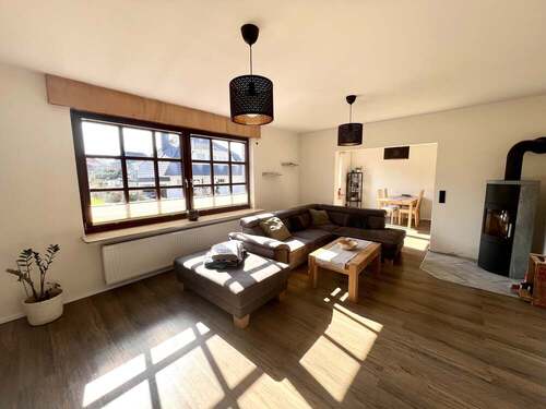 Großes Wohnzimmer mit Kaminofen - 