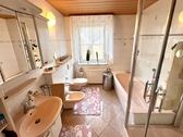 Bad mit Dusche und Wanne im EG - 