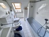 Bad mit Badewanne im DG - 