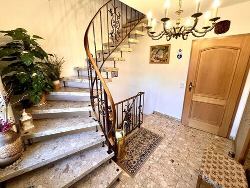 Eingangsbereich / Treppenhaus - 6 Zimmer Einfamilienhaus in Bad Salzdetfurth