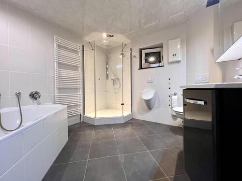 Modernes Badezimmer - 