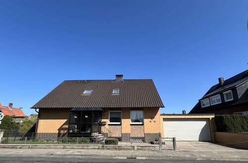 Straßenansicht - 6.5 Zimmer Einfamilienhaus in Sarstedt