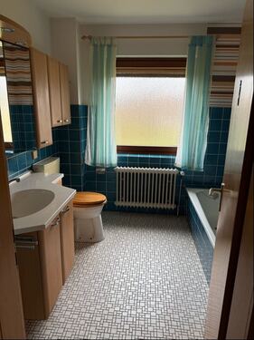 Tageslichtbad EG mit Wanne und Dusche - 