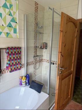 Bad OG mit Wanne und Dusche - 