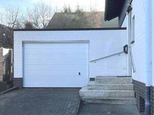 Eingangsbereich und Garage - 8 Zimmer Einfamilienhaus zum Kaufen in Hildesheim