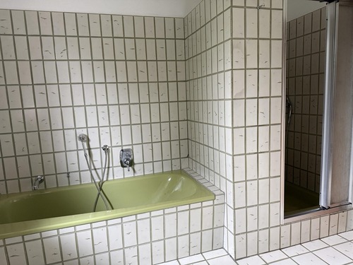 … mit Wanne und Dusche - 