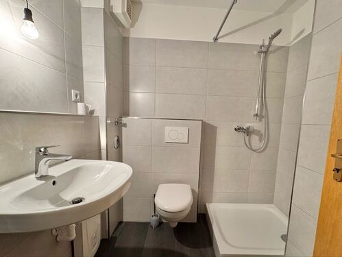 ... mit Dusche. - 