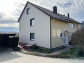 Vorder-/Seitenansicht - 7 Zimmer Doppelhaushälfte in Alfeld