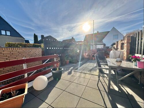 ... zur sonnigen Terrasse. - 