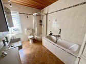 Tageslichtbad mit Wanne und Dusche (OG) - 