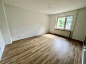 Helles Wohnzimmer (EG) - Reihenmittelhaus mit 102,00 m&sup2; in Bad Salzdetfurth zum Kaufen