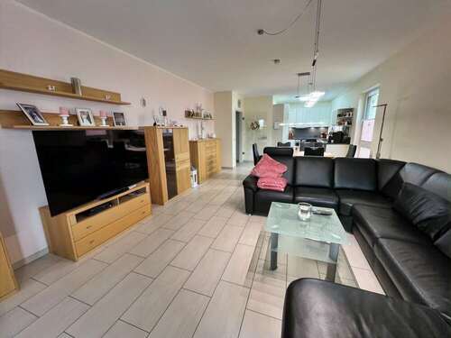 Wohnzimmer mit Blick zur offenen Küche - 