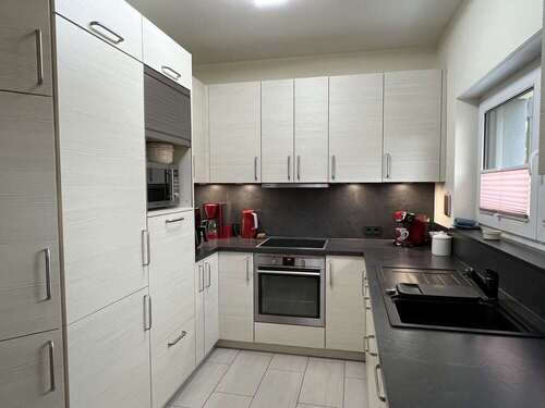 viel Arbeitsfläche und Stauraum - 