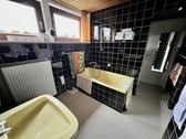 Großes Bad mit Wanne und Dusche - 