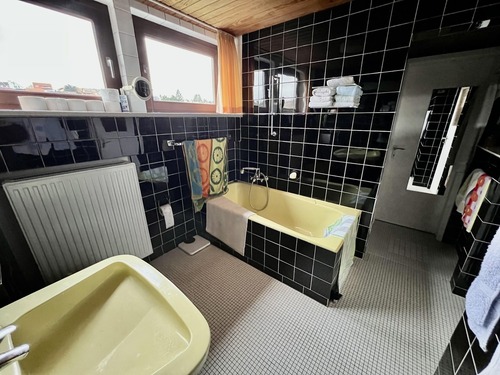 Großes Bad mit Wanne und Dusche - 