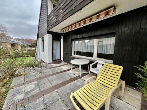 ...schönen Terrasse mit überliegendem Balkon - 