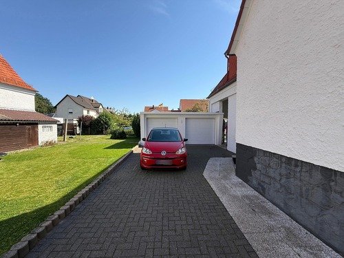 Hof mit zwei Garagen - 