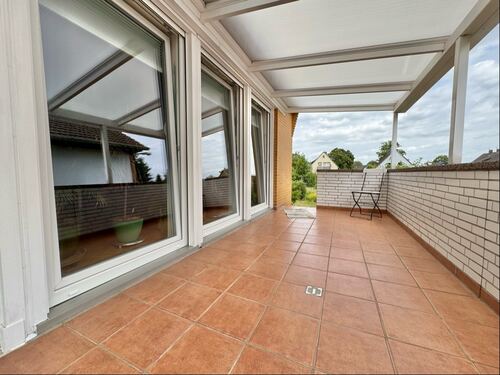...zur überdachten Terrasse... - 