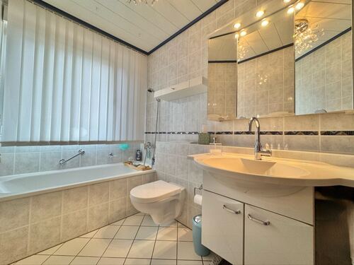Tageslichtbad mit Wanne - 