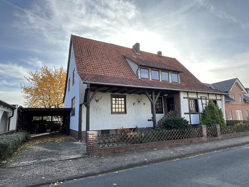 Straßenansicht / Carport - 11 Zimmer Zweifamilienhaus in Harsum