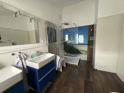 Bad mit Dusche - 