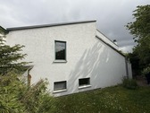 Garten mit Blick auf das Haus - 