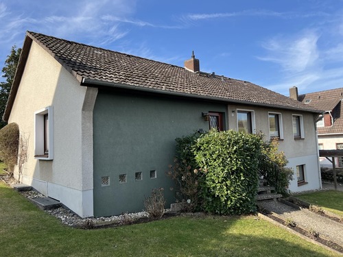 Vorder-/Seitenansicht - 4 Zimmer Einfamilienhaus in Alfeld