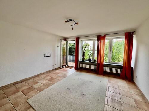 Wohnzimmer mit Zugang zum Balkon - Erdgeschoßwohnung mit 83,00 m² in Hildesheim zum Kaufen