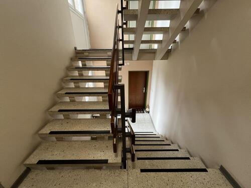 Treppenhaus / Wohnungstür - 