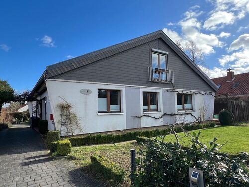 Sicht von der Straße - Zweifamilienhaus mit 300,00 m² in Diekholzen zum Kaufen