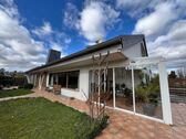 Seitenansicht mit Terrasse - 9 Zimmer Zweifamilienhaus zum Kaufen in Diekholzen