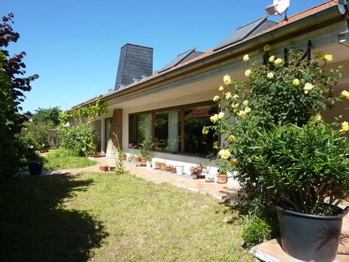 Seitenansicht im Sommer - 9 Zimmer Zweifamilienhaus in Diekholzen