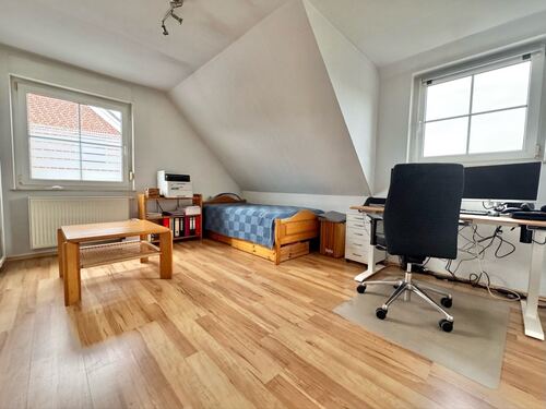 Helles Bürozimmer (DG) - 