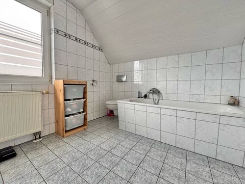 ... und Wanne (DG). - 