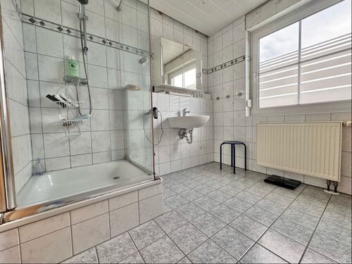 Tageslichtbad mit Dusche... - 