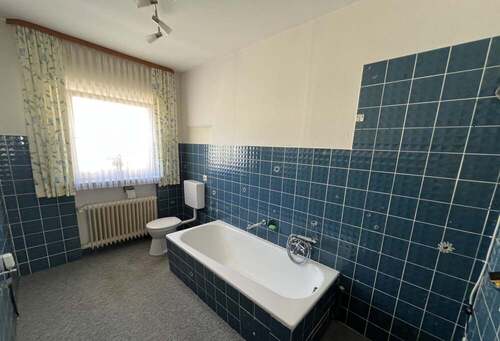 Tageslichtbad mit Wanne und Dusche - 