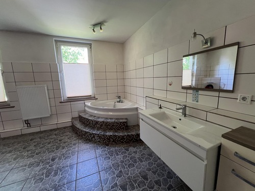 Großzügiges Tageslichtbad OG - 