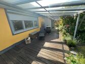 überdachte Terrasse mit Sonnenschutz - 