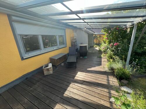 überdachte Terrasse mit Sonnenschutz - 