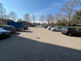 Parkplatz mit KfZ-Stellplätzen - 
