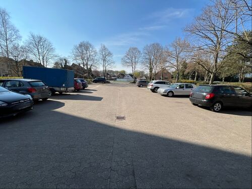 Parkplatz mit KfZ-Stellplätzen - 