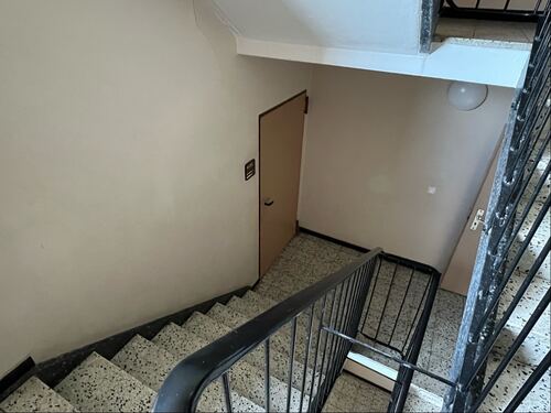 nur wenige Stufen vom Fahrstuhl zur Wohnung - 